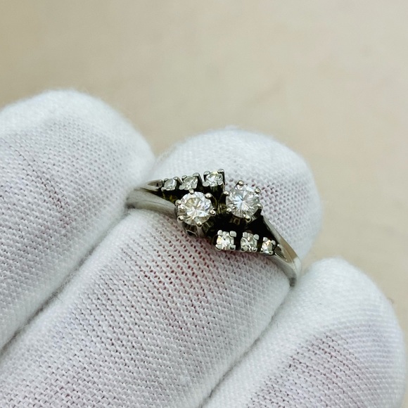 EUC Vintage 18k White Gold .28 ct tw Diamond Ring - Picture 11 of 17